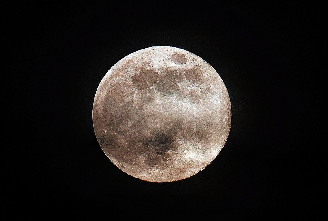 Himmelsspektakel: Super-Vollmond am Donnerstagabend über Sachsen - Am 17. Oktober wird der Jägermond als Supermond erwartet. Foto: Harry Härtel