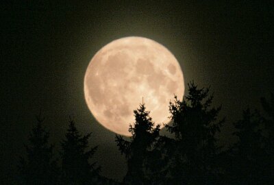 Himmelsspektakel: Super-Vollmond am Donnerstagabend über Sachsen - Dieser Supermond tfungiert als heller Wegweiser am Himmel. Foto: Harry Härtel