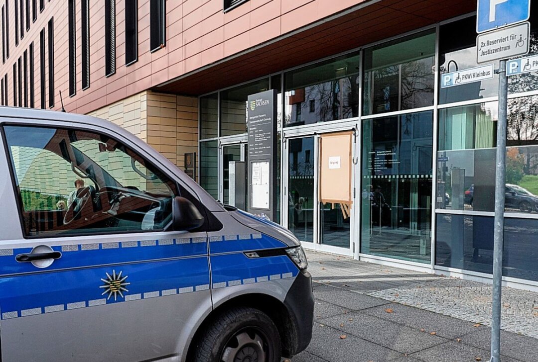 Hintergründe zum Pflasterstein-Anschlag aufs Amtsgericht Chemnitz - Vergangenen Freitag wurde das Amtsgericht in Chemnitz angegriffen. Foto: Harry Härtel