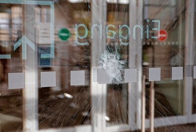 Hintergründe zum Pflasterstein-Anschlag aufs Amtsgericht Chemnitz - Vergangenen Freitag wurde das Amtsgericht in Chemnitz angegriffen. Foto: Harry Härtel