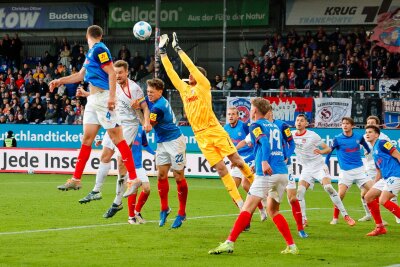 Historisch: Holstein Kiel feiert ersten Bundesliga-Sieg - Holsteins Torhüter Timon Weiner (M) in Aktion.