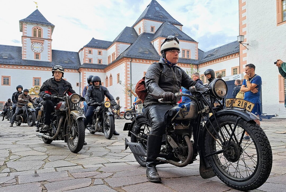 Historische Motorräder im Erzgebirge auf Tour - Start und Ziel ist wie immer das Schloss Augustusburg. Foto: Andreas Bauer