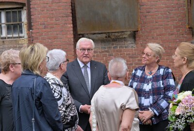 Historischer Ort erinnert: Bundespräsident Frank-Walter Steinmeier mahnt gegen das Vergessen - Bundespräsident Frank-Walter Steinmeier (Mitte) ist bei der Eröffnung der Gedenkstätte Hoheneck dabei gewesen. Foto: Ralf Wendland