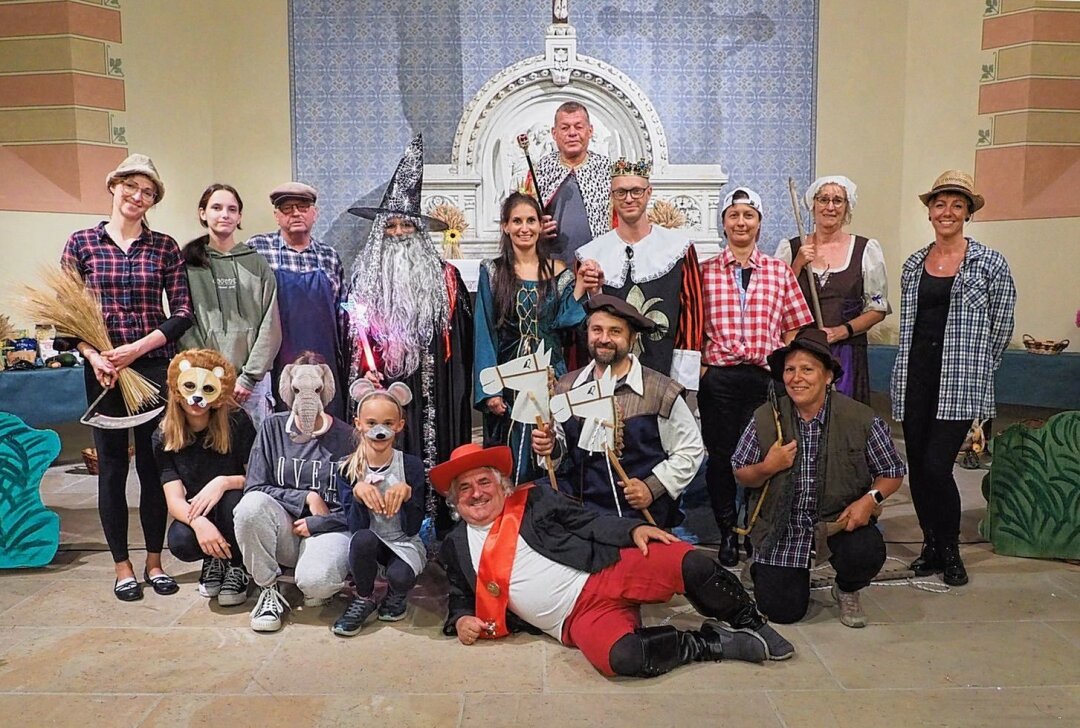 Historisches, Kulturelles, Sportliches: So feiert Berthelsdorf Erntefest - Die Schauspieler des Faschingsklubs Berthelsdorf beim Märchenspiel 2023 in der Berthelsdorfer Kirche.Foto: Faschingsklubs Berthelsdorf