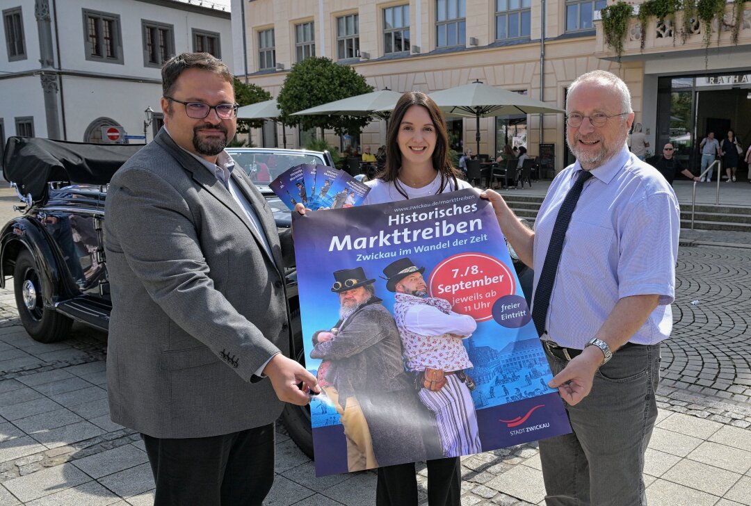 ,,Historisches Markttreiben" lockt in die Zwickauer Innenstadt - Laden zum "Historischen Markttreiben" ein (v.li.) Bürgermeister Sebastian Lasch, Lisa Schreiber vom Kulturamt und Dr. Michael Löffler, Leiter des Kulturamtes. Foto: Ralf Wendland