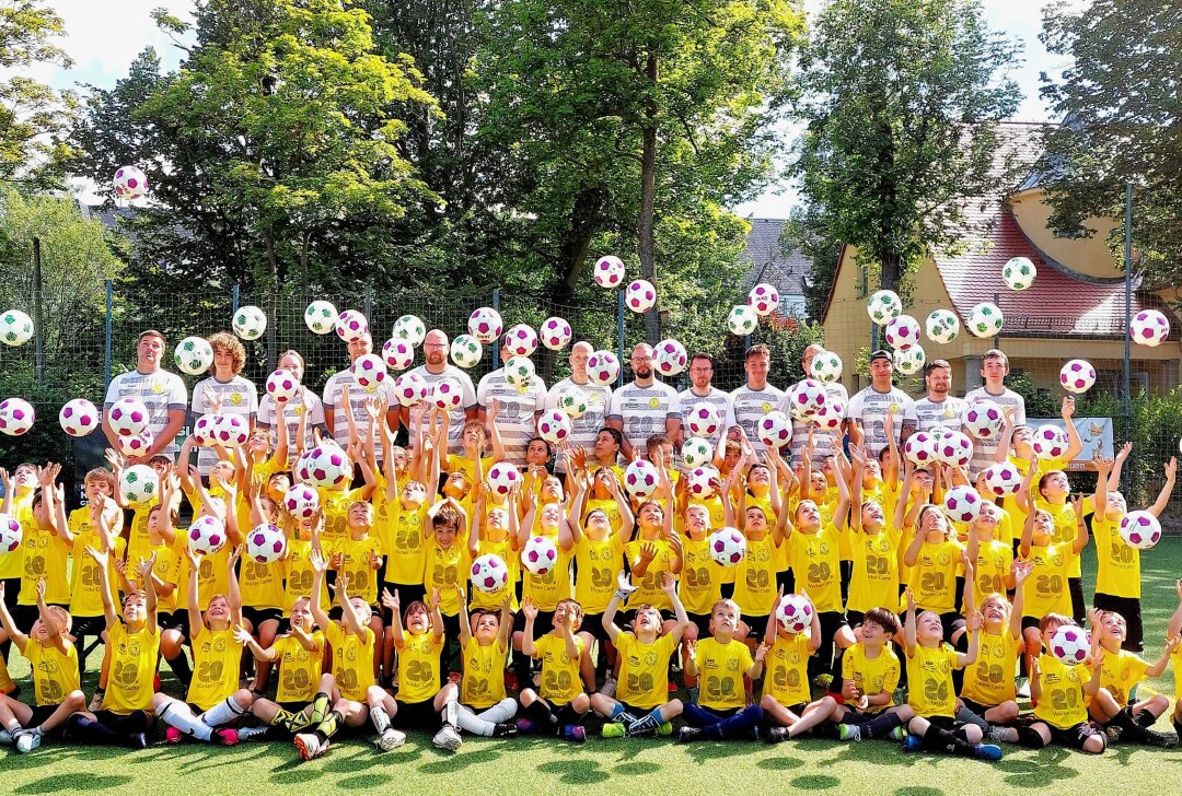 Hoch lebe der Fußball: Das 20. Wacker-Camp ist restlos ausverkauft! - Hoch lebe der Fußball: Im 20. Wacker-Camp trainieren bis Freitag über 70 Kids. Foto: Karsten Repert