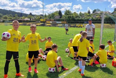 Hoch lebe der Fußball: Das 20. Wacker-Camp ist restlos ausverkauft! - Hoch lebe der Fußball: Im 20. Wacker-Camp trainieren bis Freitag über 70 Kids. Foto: Karsten Repert