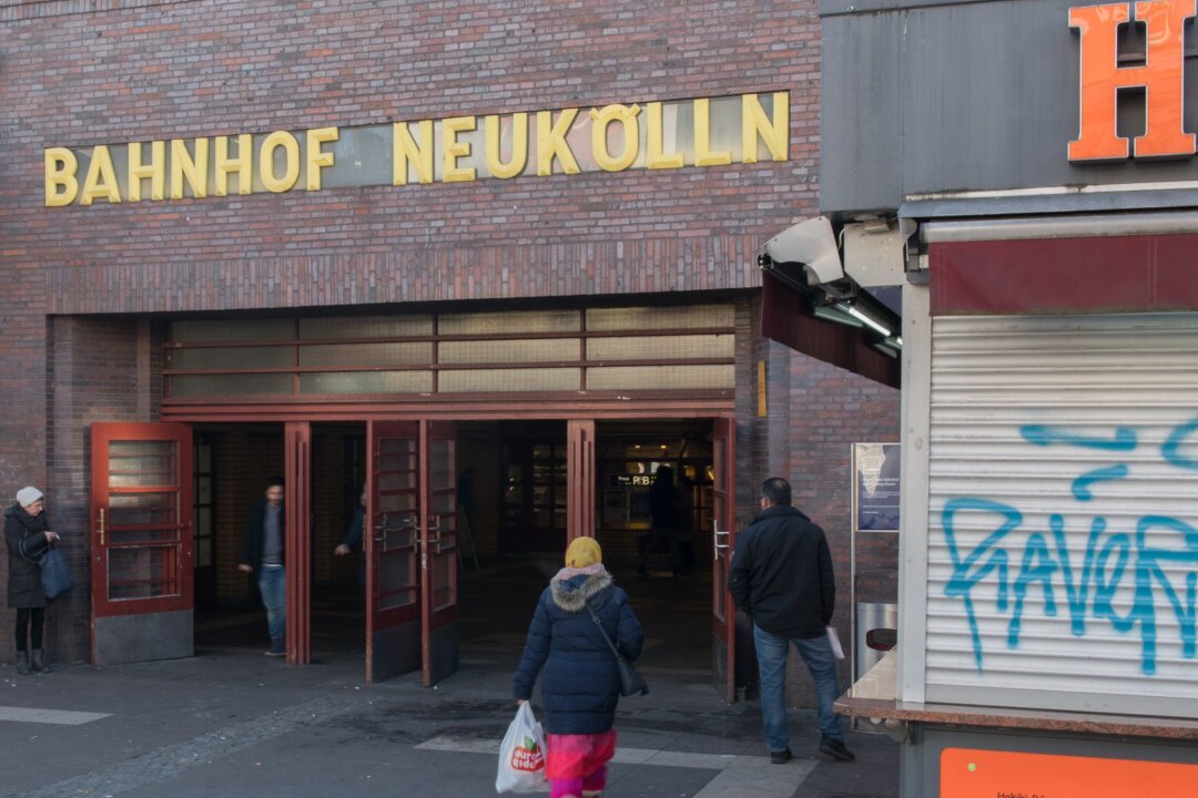 Hochexplosiven Sprengstoff im Beutel - Fahndung nach Mann - Die Kontrolle war am Berliner S-Bahnhof Neukölln. (Archivfoto)