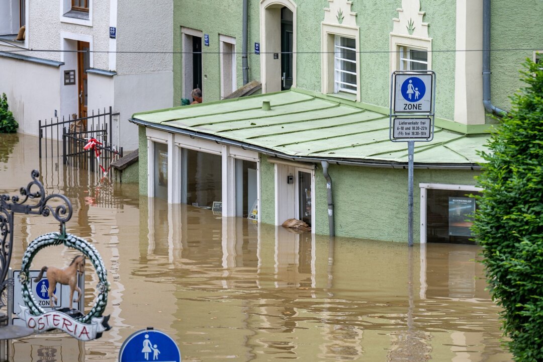Hochwasser: Brauchen Hausbesitzer eine Pflichtversicherung? - In Bayern herrscht nach heftigen Regenfällen vielerorts weiter Land unter, wie hier in Passau. Nur etwa die Hälfte der in Deutschland stehenden privaten Gebäude ist elementarversichert.