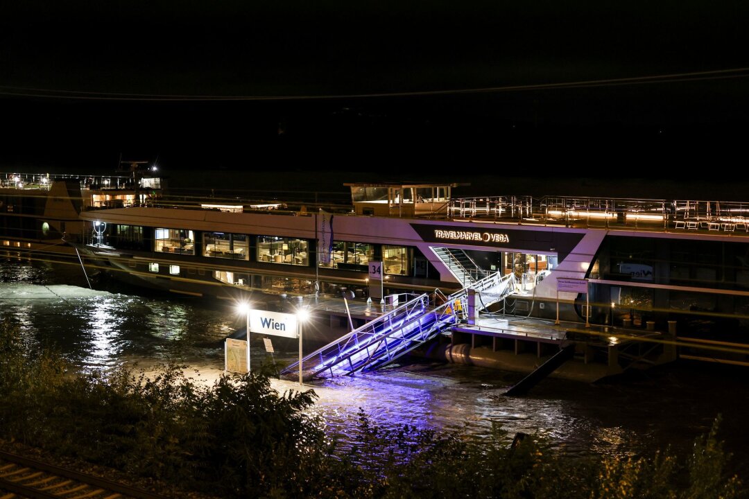 Hochwasser in Europa: Was reiserechtlich gilt - Ein Flusskreuzfahrtschiff hat am Anleger festgemacht. Die Passagiere können die Schiffe nicht verlassen, weil der Anleger im Hochwasser nicht zugänglich ist.