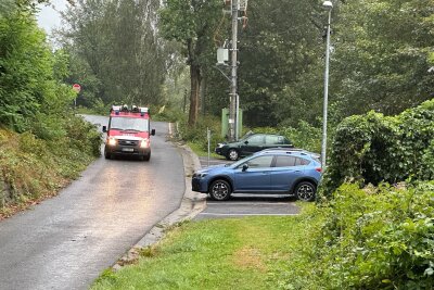 Die Feuerwehr überwacht die Lage. Foto: Daniel Unger