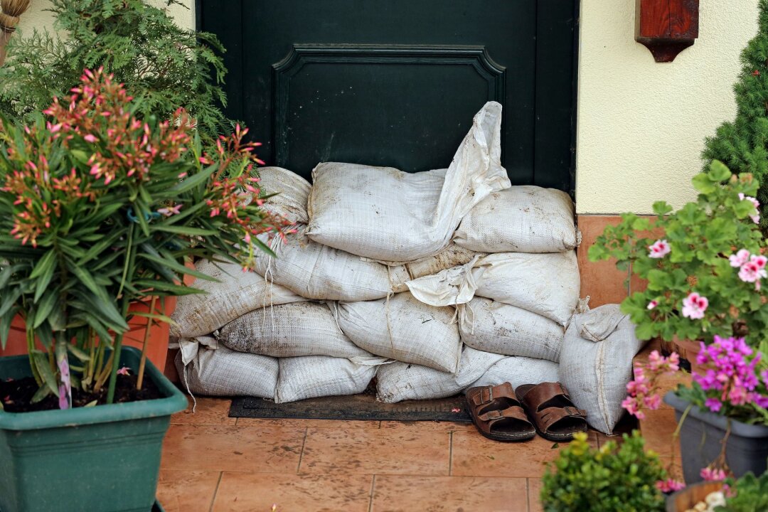 Hochwasser naht: Was jetzt wichtig ist - Mit Sandsäcken lassen sich Fenster, Türen und andere Ein- und Ablauföffnungen abdichten.