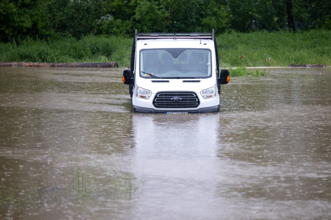 Hochwasser: Was bei Wasserschäden am Auto zu tun ist - Wasserschäden an geparkten Autos können tückisch sein. Grundsätzlich sollte man daher nie versuchen, ein zuvor überflutetes Auto zu starten.