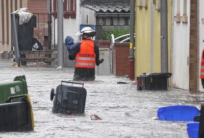 Hochwasserdrama im Saarland: Feuerwehrmann rettet Kleinkind aus den Fluten - Ein Feuerwehrmann rettet ein Baby aus den Fluten. Foto: Bernd März