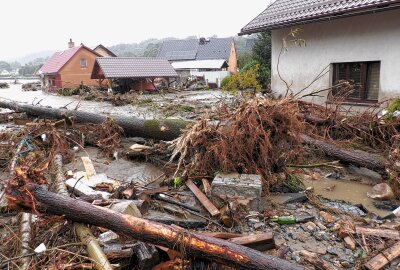 Hochwasserkatastrophe in Tschechien und Polen: Starke Schäden auf Straßen und Häuser - Im Ort Mikulovice (deutsch Niklasdorf) stehen die Menschen teilweise vor den Trümmern ihrer Häuser. Foto: Bernd März