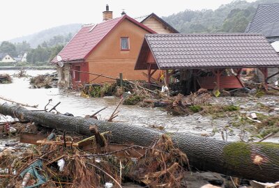 Hochwasserkatastrophe in Tschechien und Polen: Starke Schäden auf Straßen und Häuser -  Der Fluss Bala Glucholaska führte ein massives Jahrhunderthochwasser. Im Bild: Mikulovice. Foto: Bernd März