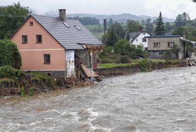 Hochwasserkatastrophe in Tschechien und Polen: Starke Schäden auf Straßen und Häuser - Häuserkanten wurden weggespült. Im Bild: Mikulovice. Foto: Bernd März