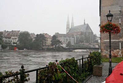 Hochwasserlage in Görlitz weiter angespannt: B99 gesperrt - Die Bundesstraße 99 ist aufgrund des Hochwassers wegen Überflutung zwischen Hagenwerder und Görlitz gesperrt. Foto: xcitepress