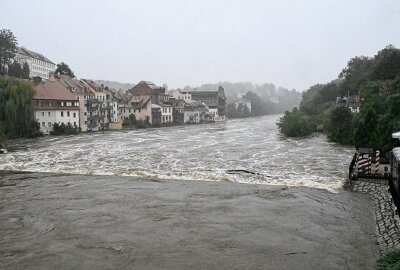 Hochwasserlage in Görlitz weiter angespannt: B99 gesperrt - Die Bundesstraße 99 ist aufgrund des Hochwassers wegen Überflutung zwischen Hagenwerder und Görlitz gesperrt. Foto: xcitepress