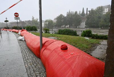 Hochwasserlage in Görlitz weiter angespannt: B99 gesperrt - Sandsäcke werden verteilt und betroffene Gebiete werden abgesichert. Foto: xcitepress