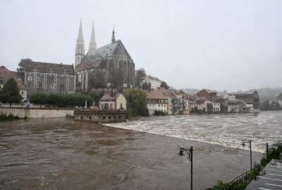 Hochwasserlage in Görlitz weiter angespannt: B99 gesperrt - Sandsäcke werden verteilt und betroffene Gebiete werden abgesichert. Foto: xcitepress