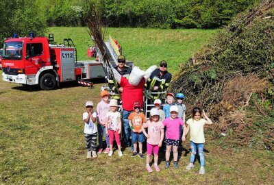 Höhenfeuer in Bad Schlema: Kinder übergeben Wintergeist an die Feuerwehr - Die Kinder haben einen Wintergeist für das Höhenfeuer in Bad Schlema gebastelt. Foto: Niko Mutschmann