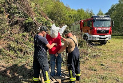 Höhenfeuer in Bad Schlema: Kinder übergeben Wintergeist an die Feuerwehr - Die Feuerwehr befestigt den Wintergeist. Foto: Niko Mutschmann