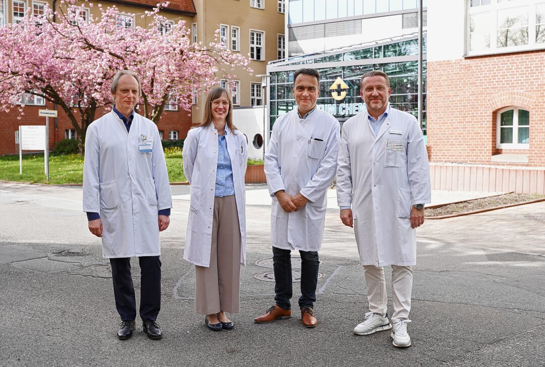 Hören, sehen und verstehen: Onkologischer Patientenkongress am Klinikum - Direktorium des OCC (v.l.): Dr. Gunther Klautke, Chefarzt der Klinik für Radioonkologie; Prof. Dr. Korinna Jöhrens, Chefärztin des Instituts für Pathologie; Dr. Mathias Hänel, Chefarzt der Klinik für Hämatologie, Onkologie und Zelltherapie und Prof. Dr. Lutz Mirow, Chefarzt der Klinik für Allgemein- und ViszeralchirurgieFoto: Klinikum Chemnitz