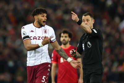 Hohe Geldstrafe für Nottingham nach Schiedsrichter-Kritik - Schiedsrichter Stuart Attwell (r), hier bei einem Spiel zwischen dem FC Liverpool und Aston Villa mit Villa-Profi Tyrone Mings, wurde von Nottingham Forest kritisiert.