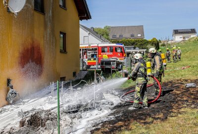 Hohenstein-Ernstthal: Gartenhaus-Brand löst Großaufgebot der Feuerwehren aus - In Hohenstein-Ernstthal brennt ein Gartenhaus. Foto: Andreas Kretschel