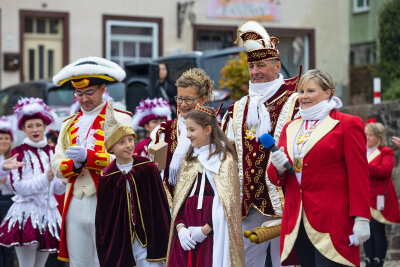 Hohenstein-Ernstthaler Narren starten in eine besondere Saison - Das närrische Volk hat am Montag in vielen Orten der Region die "Fünfte Jahreszeit" eingeläutet. 