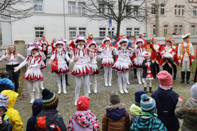 Hohenstein-Ernstthaler Narren starten in eine besondere Saison - Gemeinschaftliche Freude: Ein buntes Fest in der August Bebel Straße. Foto: Andreas Kretschel