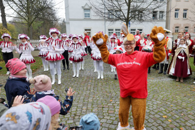 Hohenstein-Ernstthaler Narren starten in eine besondere Saison - Gemeinschaftliche Freude: Ein buntes Fest in der August Bebel Straße. Foto: Andreas Kretschel