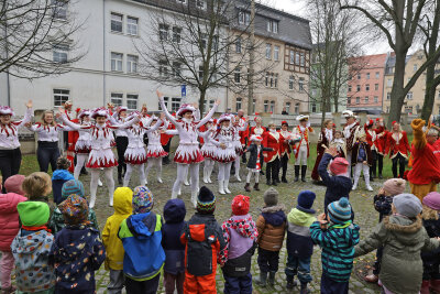 Hohenstein-Ernstthaler Narren starten in eine besondere Saison - Gemeinschaftliche Freude: Ein buntes Fest in der August Bebel Straße. Foto: Andreas Kretschel