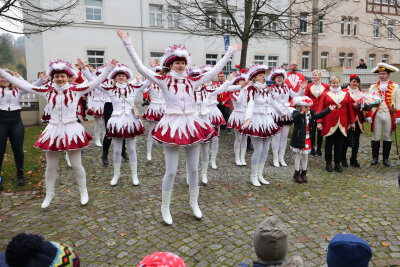 Hohenstein-Ernstthaler Narren starten in eine besondere Saison - Gemeinschaftliche Freude: Ein buntes Fest in der August Bebel Straße. Foto: Andreas Kretschel