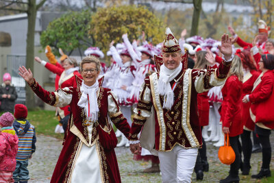 Hohenstein-Ernstthaler Narren starten in eine besondere Saison - Gemeinschaftliche Freude: Ein buntes Fest in der August Bebel Straße. Foto: Andreas Kretschel