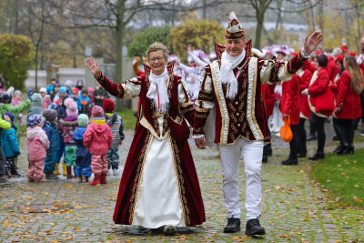 Hohenstein-Ernstthaler Narren starten in eine besondere Saison - Gemeinschaftliche Freude: Ein buntes Fest in der August Bebel Straße. Foto: Andreas Kretschel