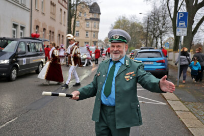 Hohenstein-Ernstthaler Narren starten in eine besondere Saison - Gemeinschaftliche Freude: Ein buntes Fest in der August Bebel Straße. Foto: Andreas Kretschel