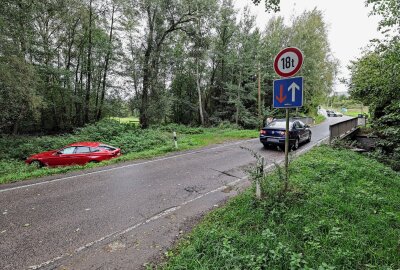 Hoher Sachschaden bei Crash in Crimmitschau: Fahrer im Krankenhaus - Vorfahrtsmissachtung führt zu Crash. Foto: Andreas Kretschel