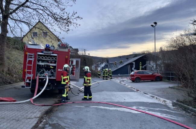 Feuerwehrauto in Bretten im Einsatz umgekippt - hoher Sachschaden