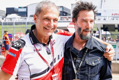 Hollywood-Star Keanu Reeves zu Gast beim Grand Prix am  Sachsenring - Der Schauspieler ist für Filme wie John Wick bekannt. Foto: Juergen Tap