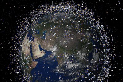 Holzsatellit ins All gestartet - Um die Erde kreisen bereits zigtausende Satelliten aus Metall - nun soll einer aus Holz dazukommen. (Archivbild)