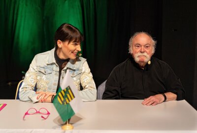 Hommage an die sächsische Heimat und jede Menge Humor: Heitere Tandemlesung in Crimmitschau - Kristina und Gunter präsentierten nicht nur Passagen aus ihren aktuellen Werken, die das Publikum zum Lachen und Schmunzeln brachten.  Foto: Kai Schmidsberger