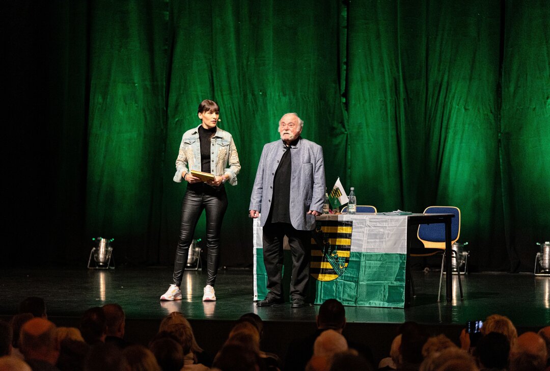 Hommage an die sächsische Heimat und jede Menge Humor: Heitere Tandemlesung in Crimmitschau - Kristina vom Dorf und die Kabarett-Legende Gunter Böhnke. Foto: Kai Schmidsberger