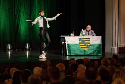 Hommage an die sächsische Heimat und jede Menge Humor: Heitere Tandemlesung in Crimmitschau - Ebenso kurzweilig waren die Anspiele, die sie zeigten. Foto: Kai Schmidsberger