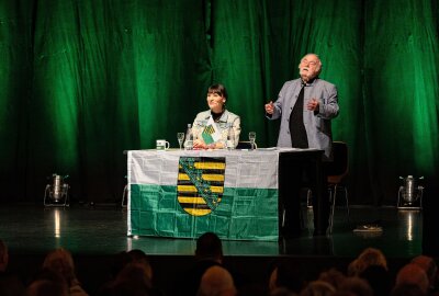 Hommage an die sächsische Heimat und jede Menge Humor: Heitere Tandemlesung in Crimmitschau - Beide Künstler planen weitere gemeinsame Auftritte. Foto: Kai Schmidsberger