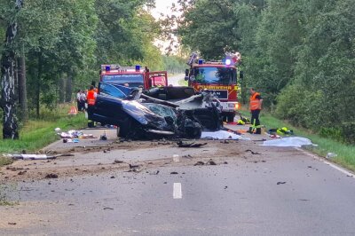 Horrorcrash: Vier Tote bei Autounfall auf Landstraße - Am Samstagnachmittag kam es zu einem schweren Verkehrsunfall auf der Bundesstraße 6 zwischen Grossharthau und Fischbach. Foto: xcitepress/BrLau