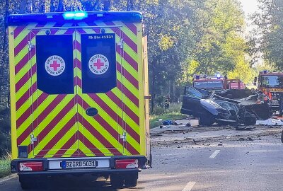 Horrorcrash: Vier Tote bei Autounfall auf Landstraße - Am Samstagnachmittag kam es zu einem schweren Verkehrsunfall auf der Bundesstraße 6 zwischen Grossharthau und Fischbach. Foto: xcitepress/BrLau