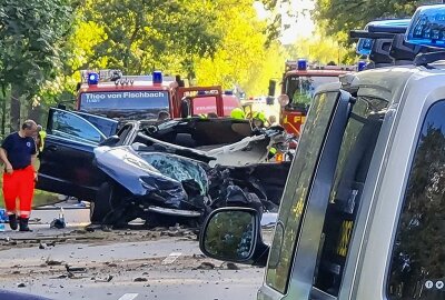 Horrorcrash: Vier Tote bei Autounfall auf Landstraße - Am Samstagnachmittag kam es zu einem schweren Verkehrsunfall auf der Bundesstraße 6 zwischen Grossharthau und Fischbach. Foto: xcitepress/BrLau