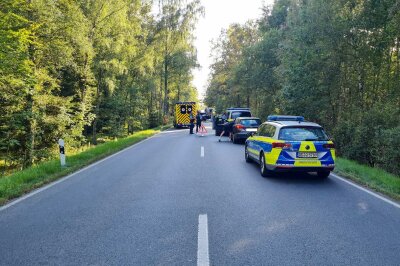 Horrorcrash: Vier Tote bei Autounfall auf Landstraße - Am Samstagnachmittag kam es zu einem schweren Verkehrsunfall auf der Bundesstraße 6 zwischen Grossharthau und Fischbach. Foto: xcitepress/BrLau